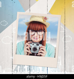 Zusammengesetztes Bild Porträt einer lächelnden Hipster-Frau mit Retro-Kamera Stockfoto