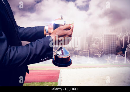 Zusammengesetztes Bild von Close Up der Geschäftsmann Brust halten Tasse Stockfoto