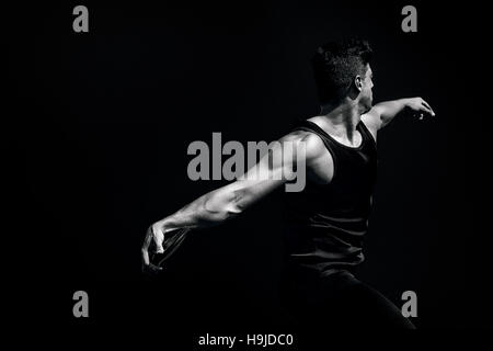 Zusammengesetztes Bild der Seitenansicht des Mannes Diskus werfen Stockfoto