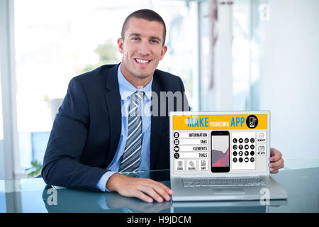 Zusammengesetztes Bild Porträt des Lächelns Geschäftsmann mit laptop Stockfoto