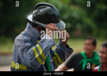 Eine Feuerwehr kleiden ihre Klage vor der Inbetriebnahme Stockfoto