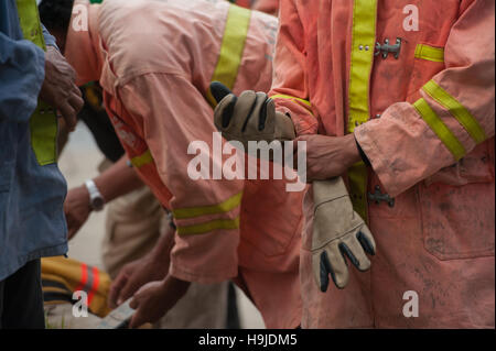 Eine Feuerwehr kleiden ihre Klage vor der Inbetriebnahme Stockfoto