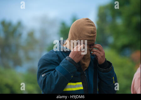 Eine Feuerwehr kleiden ihre Klage vor der Inbetriebnahme Stockfoto