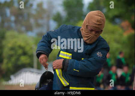 Eine Feuerwehr kleiden ihre Klage vor der Inbetriebnahme Stockfoto