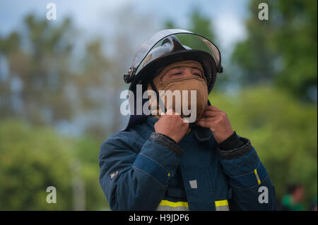 Eine Feuerwehr kleiden ihre Klage vor der Inbetriebnahme Stockfoto