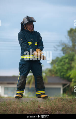 Eine Feuerwehr kleiden ihre Klage vor der Inbetriebnahme Stockfoto