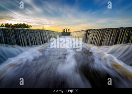 Wasserkaskade Wangen hinunter eine lasher Stockfoto