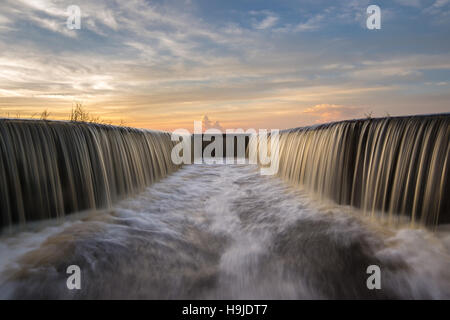 Wasserkaskade Wangen hinunter eine lasher Stockfoto