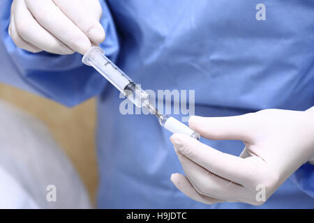 Hände der Ärzte eine Spritze füllen Stockfoto