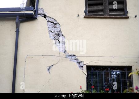 Erdbeben in Italien Mitte November 2016, Dorf von Muccia mit den Häusern beschädigt und evakuiert (Region Marken) Stockfoto