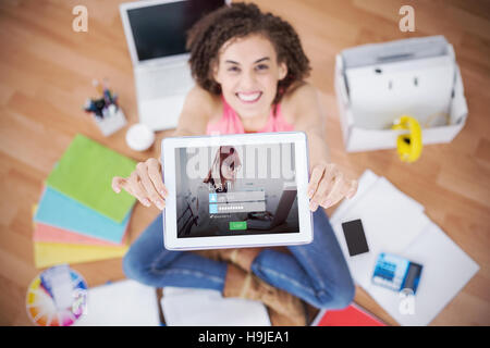 Zusammengesetztes Bild der Login-Bildschirm rothaarige Frau mit laptop Stockfoto