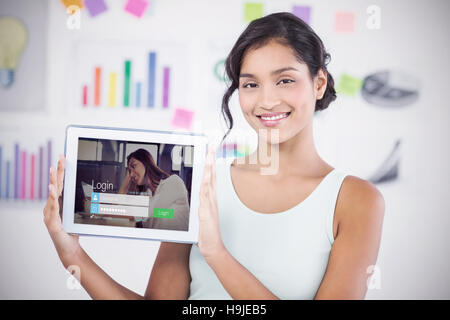 Zusammengesetztes Bild von glücklich Geschäftsfrau zeigt digital-Tablette in Kreativbüro Stockfoto