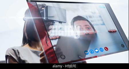 Zusammengesetztes Bild der nervösen Geschäftsmann spähen über Schreibtisch Stockfoto