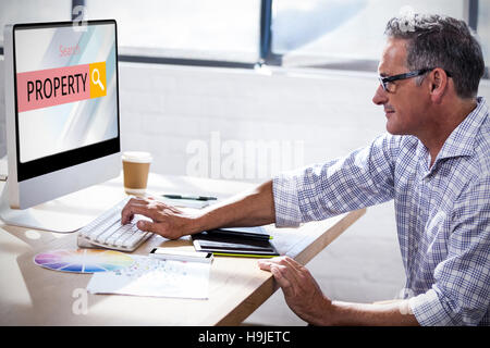 Zusammengesetztes Bild des Logos eine Suchleiste in der Eigenschaft geschrieben wird Stockfoto