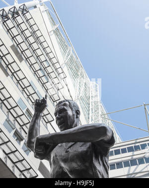 Statue von Newcastle Fußballspieler, Alan Shearer, wurde im September 2016 außerhalb Newcastles Stadion errichtet. Stockfoto