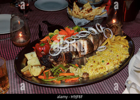 Seefisch auf Tandoori mit Reis und Gemüse gekocht. Stockfoto