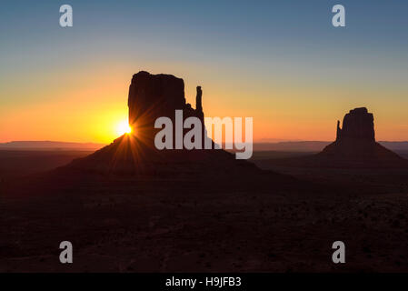 Schönen Sonnenaufgang über dem legendären Monument Valley, Arizona Stockfoto