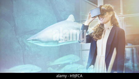 Zusammengesetztes Bild von Haien schwimmen im Aquarium Stockfoto