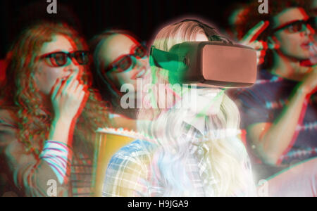 Zusammengesetztes Bild ziemlich lässig Arbeitnehmers mit Oculus rift Stockfoto