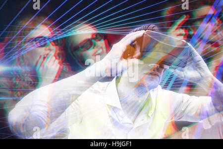 Zusammengesetztes Bild des Mannes mit einem virtual-Reality-Gerät Stockfoto