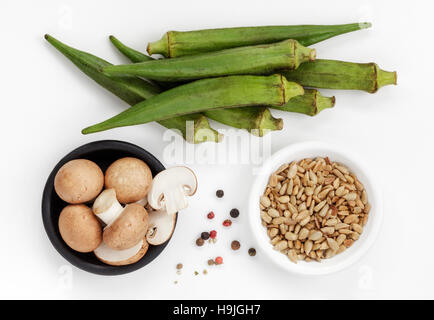Okras, Pilze, Sonnenblumenkerne und Pfefferkörner, Zutaten für Okra Stir fry Stockfoto