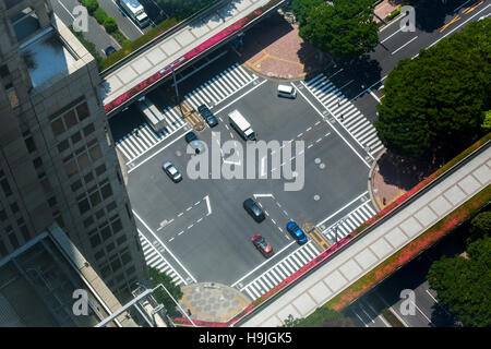 Ein Road-Kreuzung in Tokio von einem Wolkenkratzer-Fenster angezeigt. Stockfoto