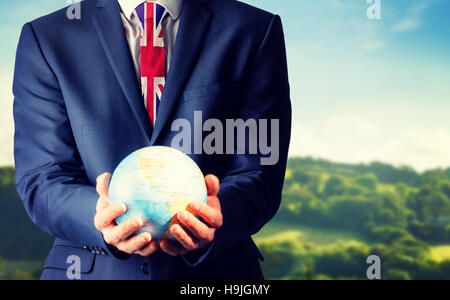 Zusammengesetztes Bild von Hand der Geschäftsmann hält Erdkugel Stockfoto