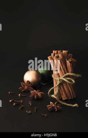 Zimtstangen, Sternanis und Nelken Stockfoto