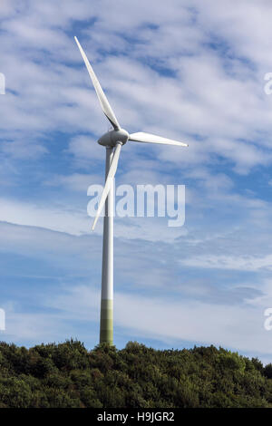 Windturbine - ein Gerät, das der Wind kinetische Energie in elektrische Energie umwandelt. Stockfoto