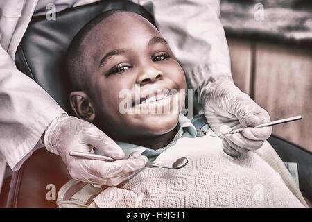 Nahaufnahme eines jungen mit seinen Zähnen Stockfoto