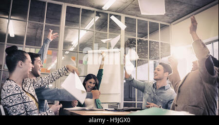 Geschäftsleute, die Papiere in die Luft werfen zu feiern Stockfoto