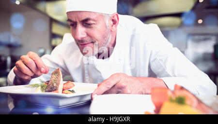 Konzentriert männlichen Chef Garnierung in Küche Stockfoto