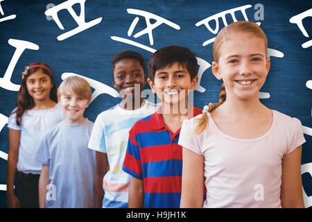 Zusammengesetztes Bild von lächelnden kleinen Schulkinder im Flur der Schule Stockfoto