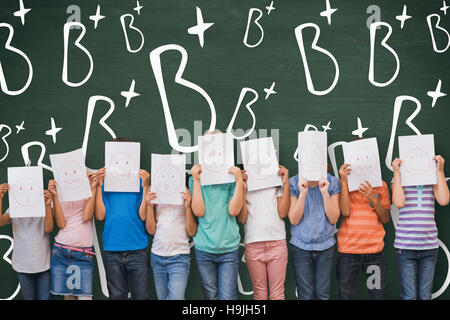 Zusammengesetztes Bild der niedlichen Schülerinnen und Schüler mit lustigen Gesichtern im Klassenzimmer Stockfoto