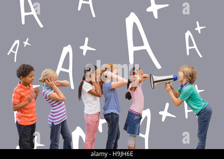 Zusammengesetztes Bild niedlich Schülers schreien im Klassenzimmer Stockfoto