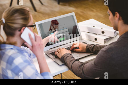 Zusammengesetztes Bild der Login-Bildschirm rothaarige Frau mit laptop Stockfoto