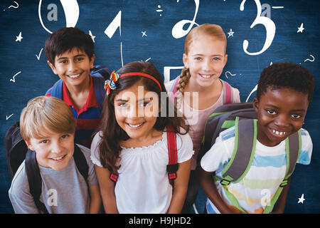 Zusammengesetztes Bild von lächelnden kleinen Schulkinder im Flur der Schule Stockfoto