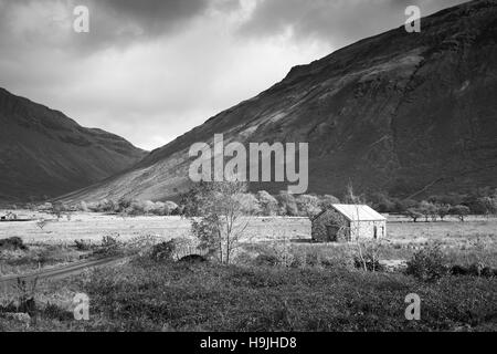 Unten in der Dale Bridge bei Wasdale Head, dem Lake District National Park, Cumbria, England, Großbritannien. Umgewandelt in schwarz-weiß. Stockfoto