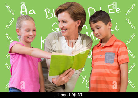 Zusammengesetztes Bild des Lehrers Buch mit Schülerinnen und Schülern in Bibliothek Stockfoto