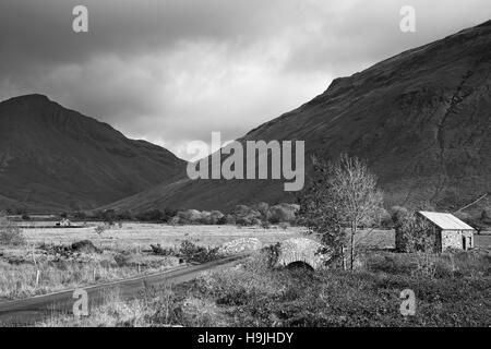 Unten in der Dale Bridge bei Wasdale Head, dem Lake District National Park, Cumbria, England, Großbritannien. Umgewandelt in schwarz-weiß. Stockfoto