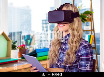 Zusammengesetztes Bild ziemlich lässig Arbeitnehmers mit Oculus rift Stockfoto