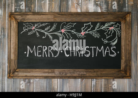 Kreidetafel mit frohe Weihnachtsbotschaft Stockfoto