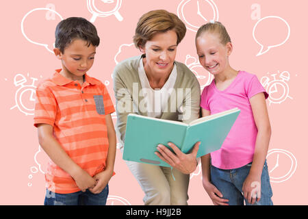 Zusammengesetztes Bild des Lehrers Buch mit Schülerinnen und Schülern in Bibliothek Stockfoto
