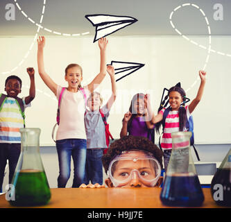 Zusammengesetztes Bild von niedlichen Schüler verkleidet als Wissenschaftler Stockfoto