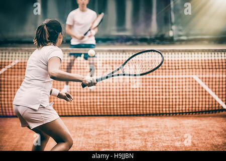 Tennis-Spieler ein Spiel auf dem Platz Stockfoto