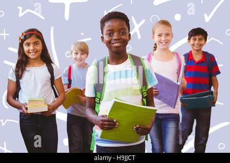 Zusammengesetztes Bild von lächelnden kleinen Schulkinder im Flur der Schule Stockfoto