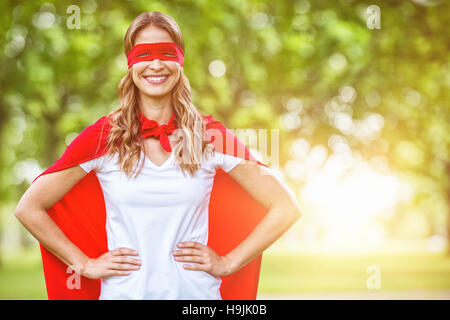 Zusammengesetztes Bild der Frau, die vorgibt, Superheld Stockfoto