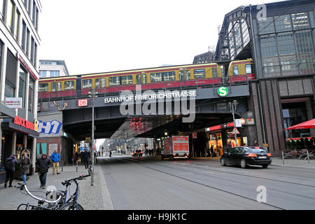 Berlin street Szene mit einem S-Bahn überqueren die Brücke am Bahnhof Friedrichstraße Bahnhof in Berlin November 2016 Deutschland, Europa KATHY DEWITT Stockfoto