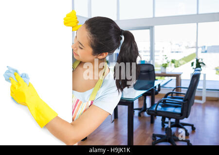 Zusammengesetztes Bild lachende Frau, die Platte Form der Seite wäscht Stockfoto