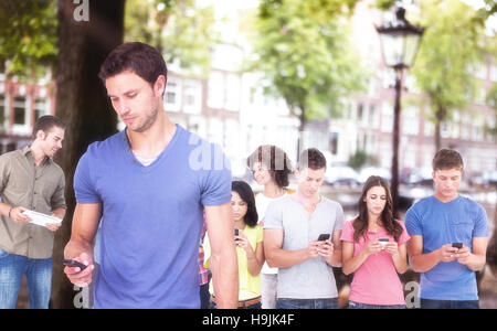 Zusammengesetztes Bild des Mannes mit seinem Mobiltelefon Stockfoto